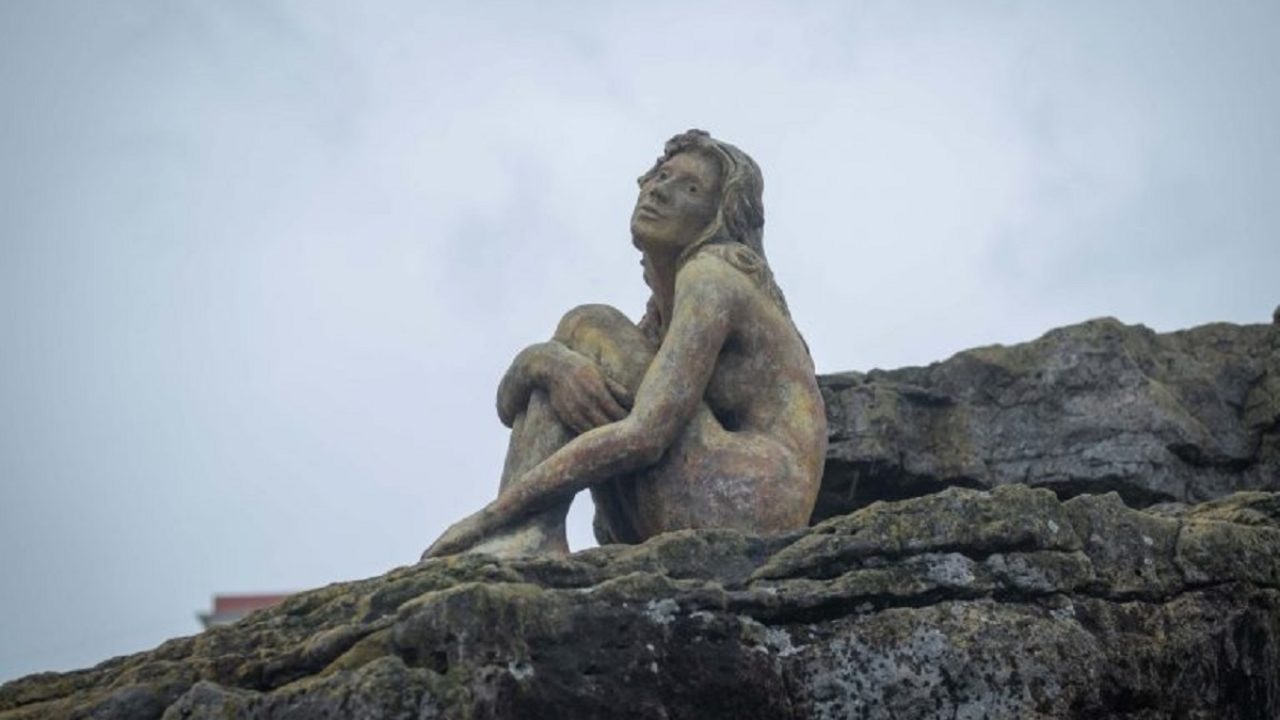 Aparece misteriosa escultura en una playa argentina | Red Radio ®