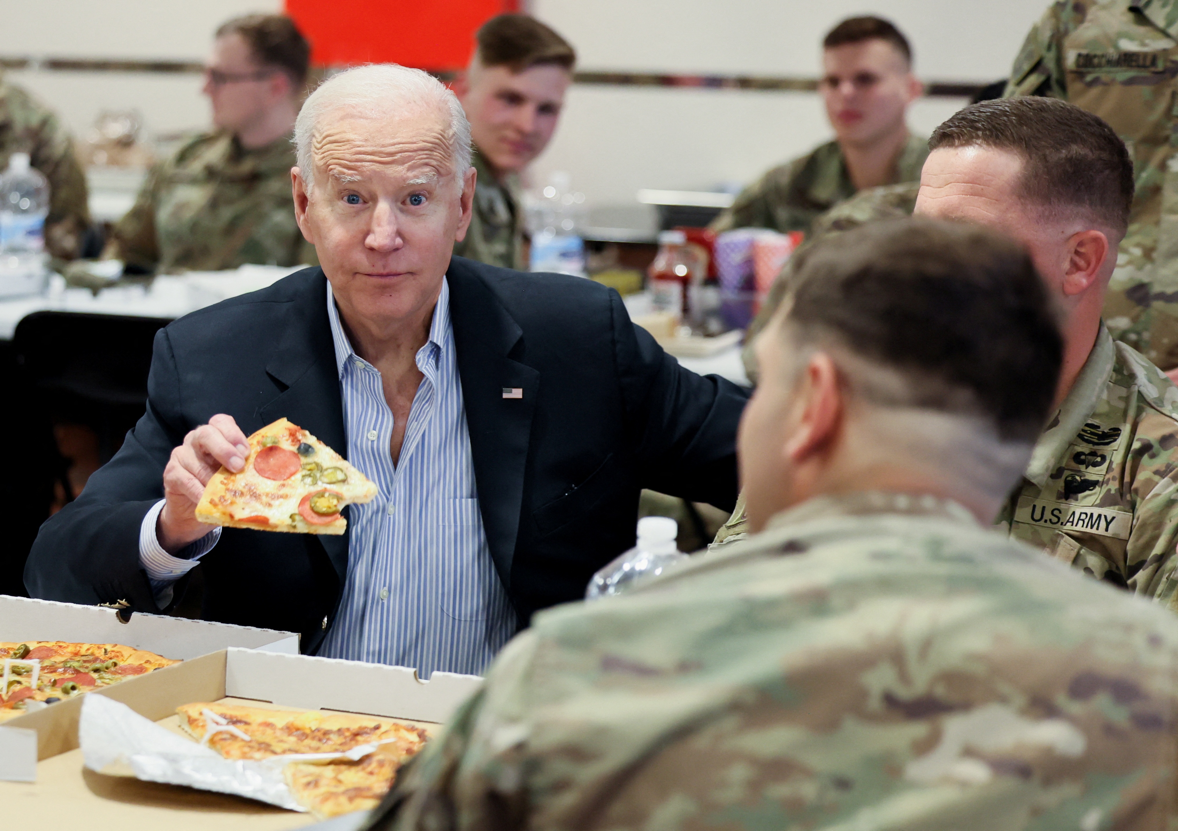 Байден арестович. Джо Байден ест пиццу. Джо Байден в Польше. Джо Байден в армии США. Джо Байден 2023.