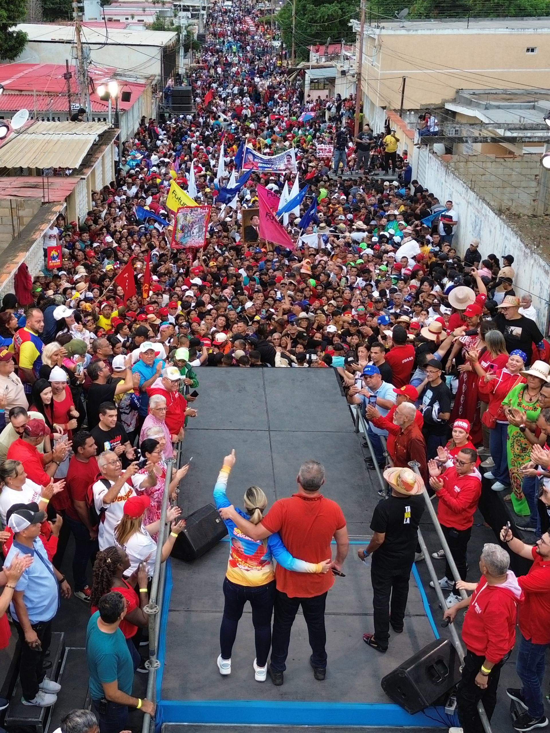 Una gran multitud