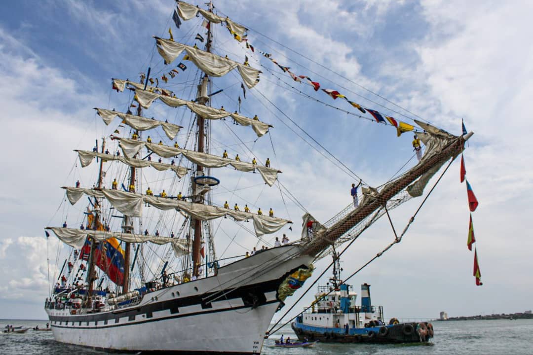 El BE Simón Bolívar vino a dar su serenata a la Chiquinquirá