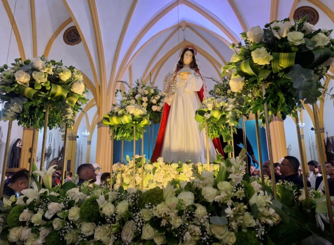 Santa Lucía cantó gaitas con su querido Barrio El Empedrao